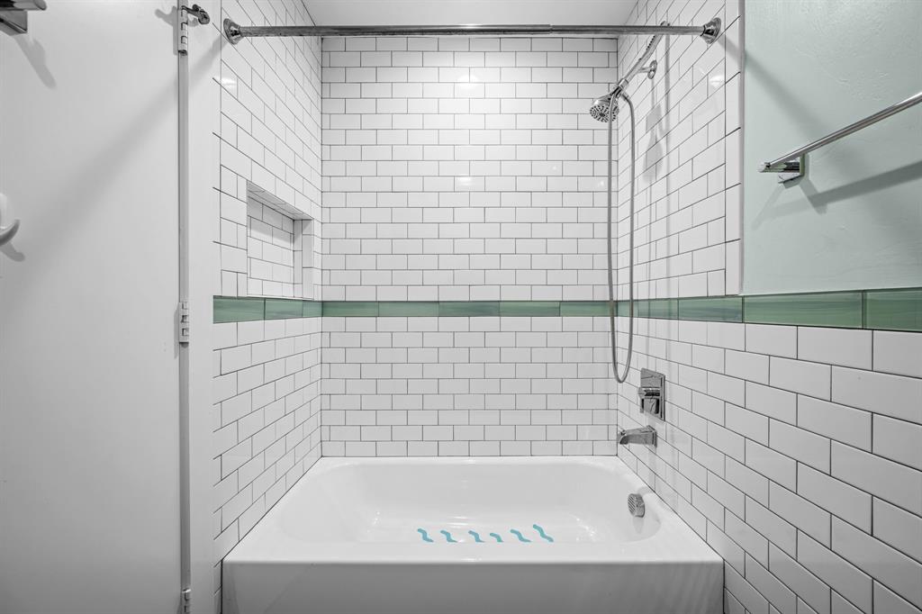 2547 Wentworth Street Dallas, TX 75211 - Photo 16 of 22 a bathroom with a bathtub