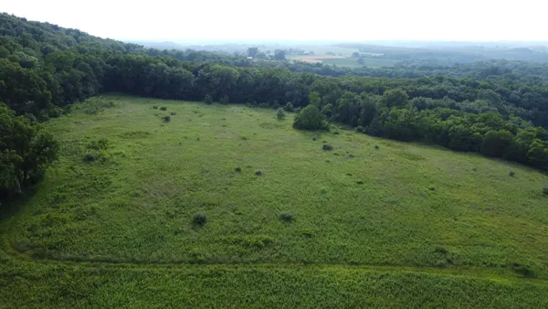 a view of a back yard