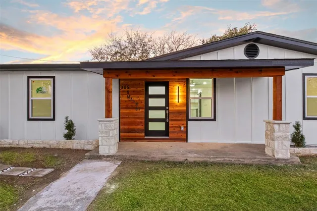 $250,000 | 305 South Main Street, Venus, TX 76084