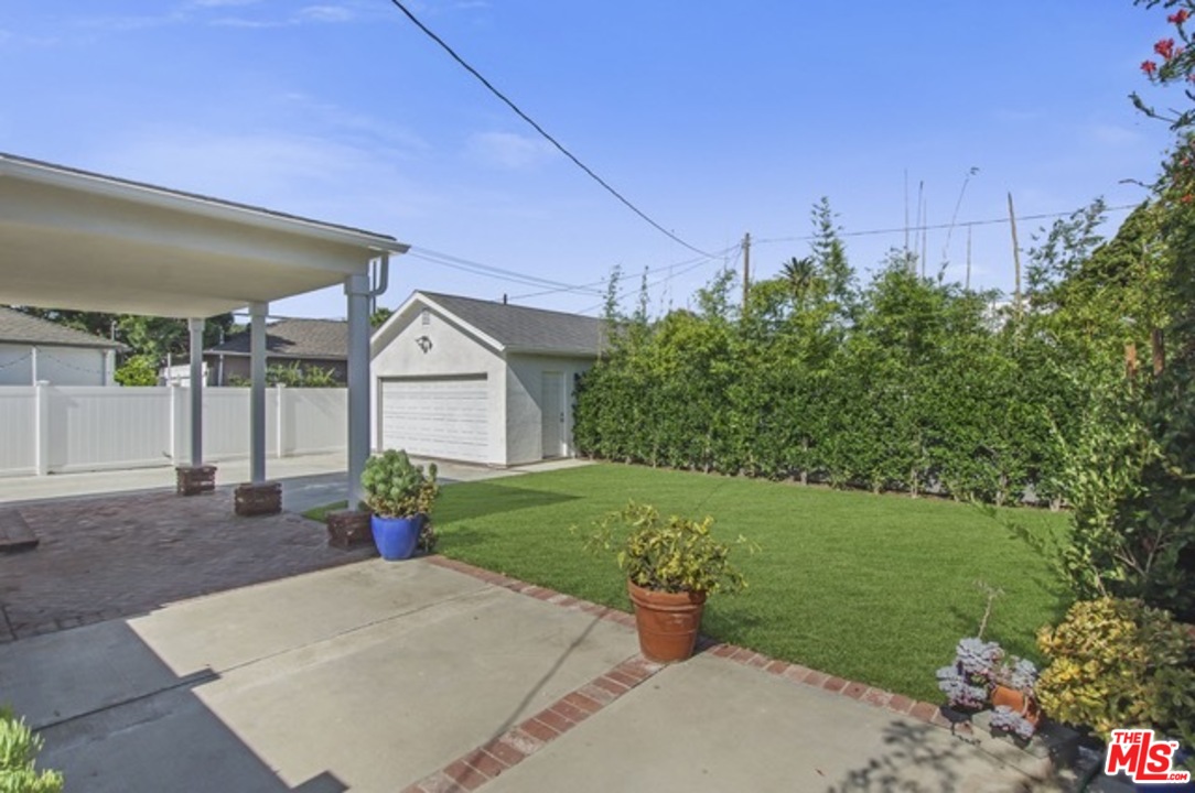 1209 Appleton Way Venice, CA 90291 - Photo 15 of 15 a front view of a house with garden