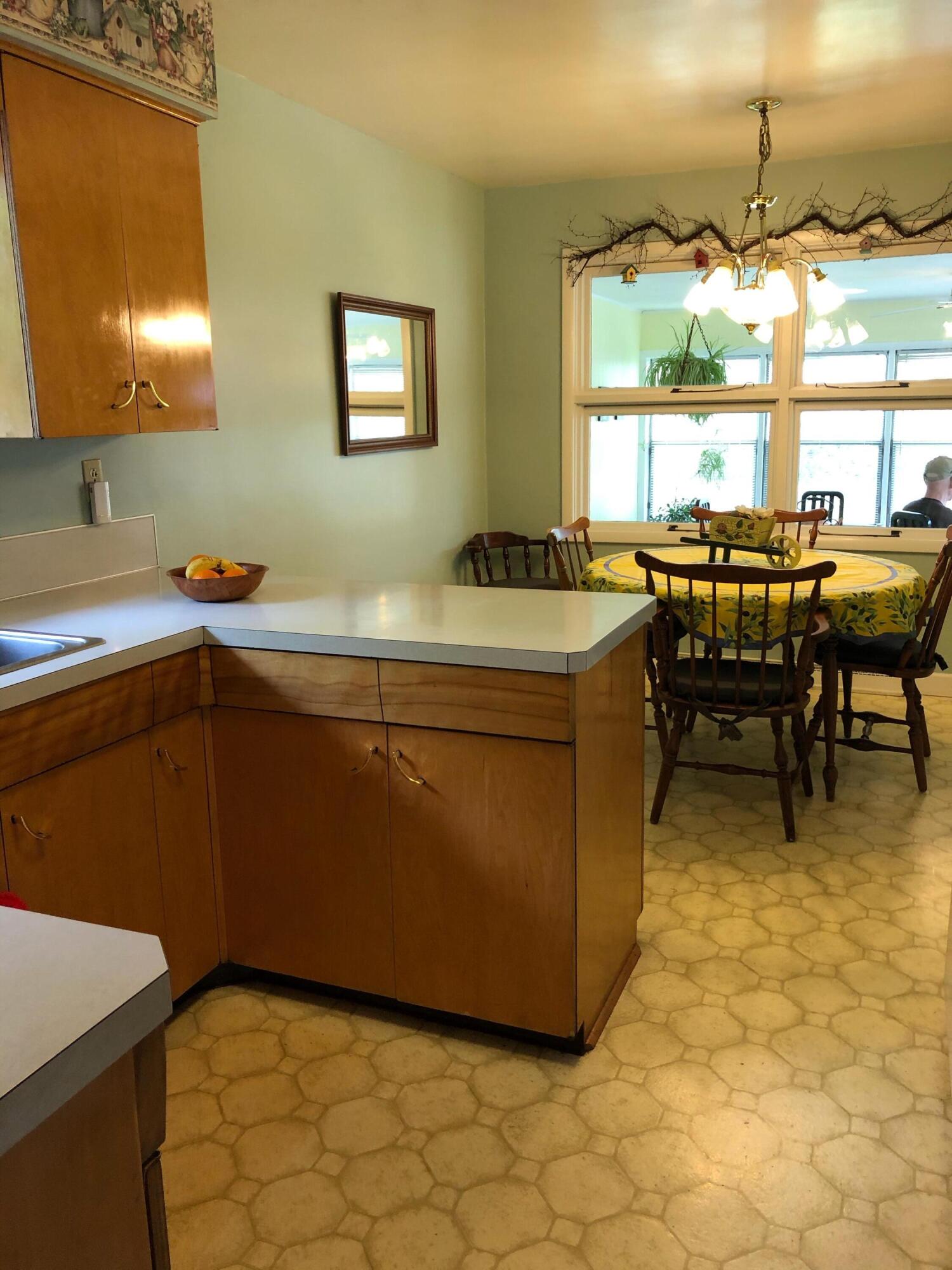 728 Piccadilly Road Kalamazoo, MI 49006 - Photo 7 of 11 Kitchen eating area