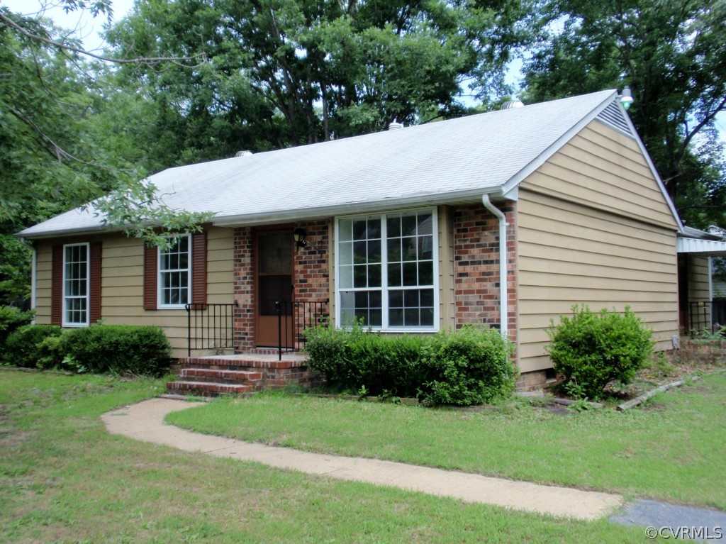 a view of a house with yard and plants