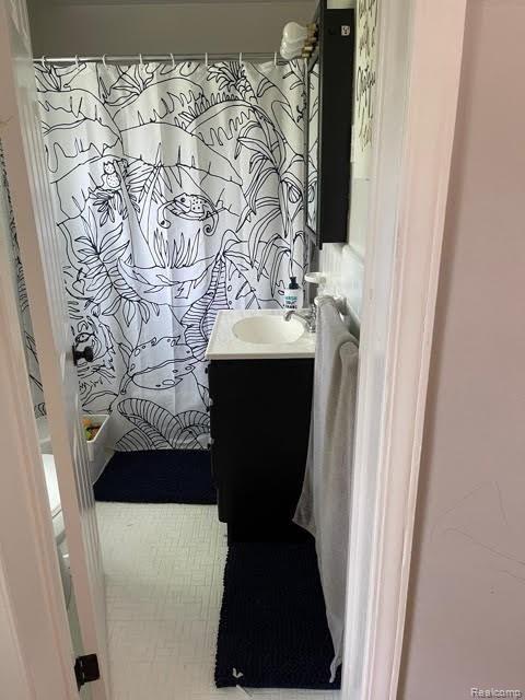 156 Barrington Road Bloomfield Hills, MI 48302 - Photo 18 of 27 upstairs bath.jpg