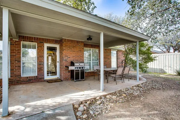 $1,800 | 142 North Utica Avenue, Lubbock, TX 79416