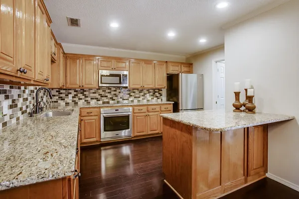 $1,800 | 142 North Utica Avenue, Lubbock, TX 79416