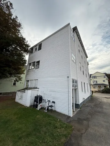 a view of a house with backyard