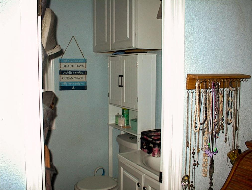 38152 Ruth Hill Road Squaw Valley, CA 93675 - Photo 21 of 25 a bathroom with a shower a toilet and a sink