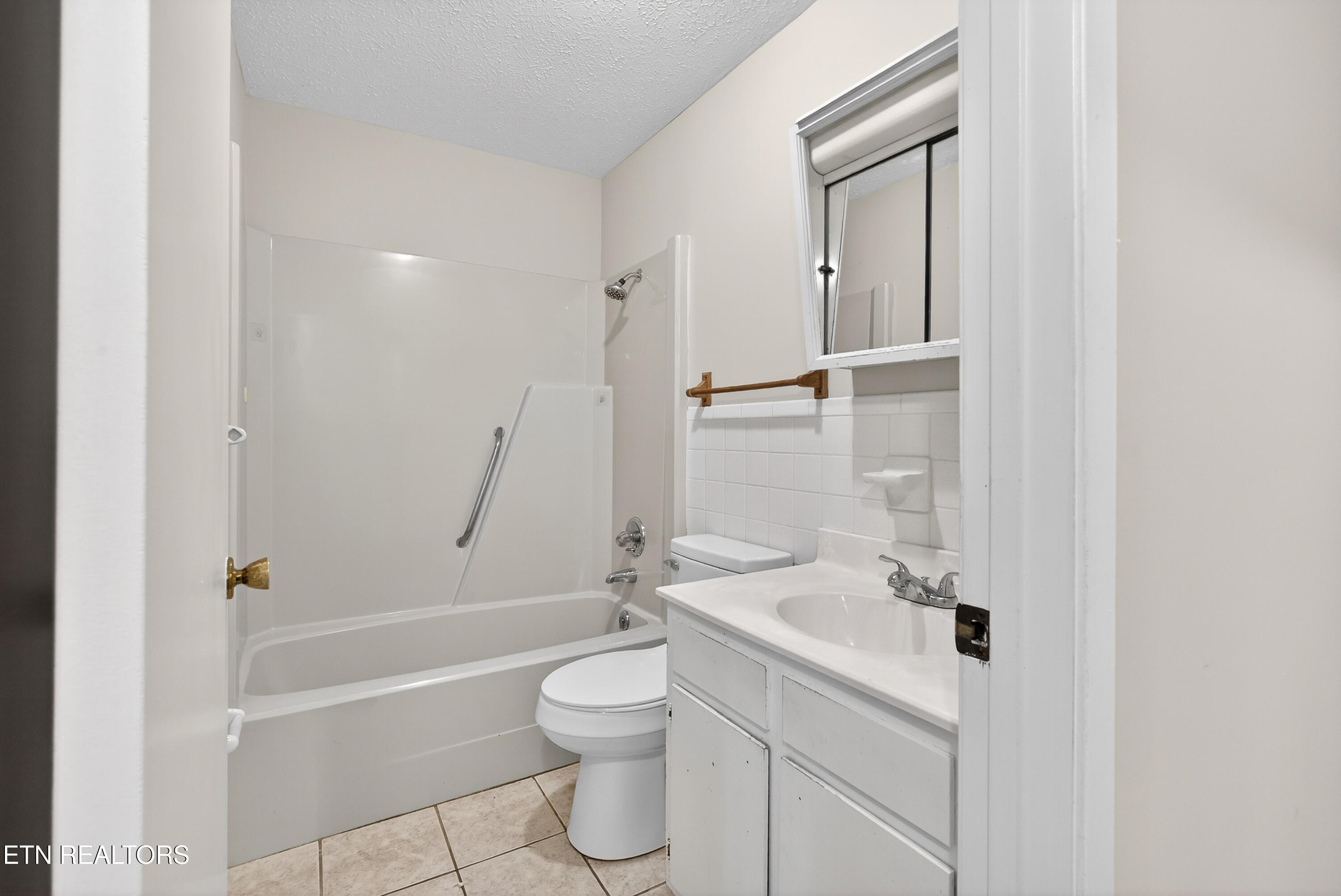 1426 Mountain Ranch Road, Unit F Newport, TN 37821 - Photo 10 of 23 Full bathroom