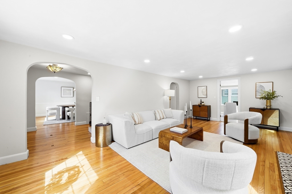 17 Woodhaven Road Newton, MA 02468 - Photo 5 of 41