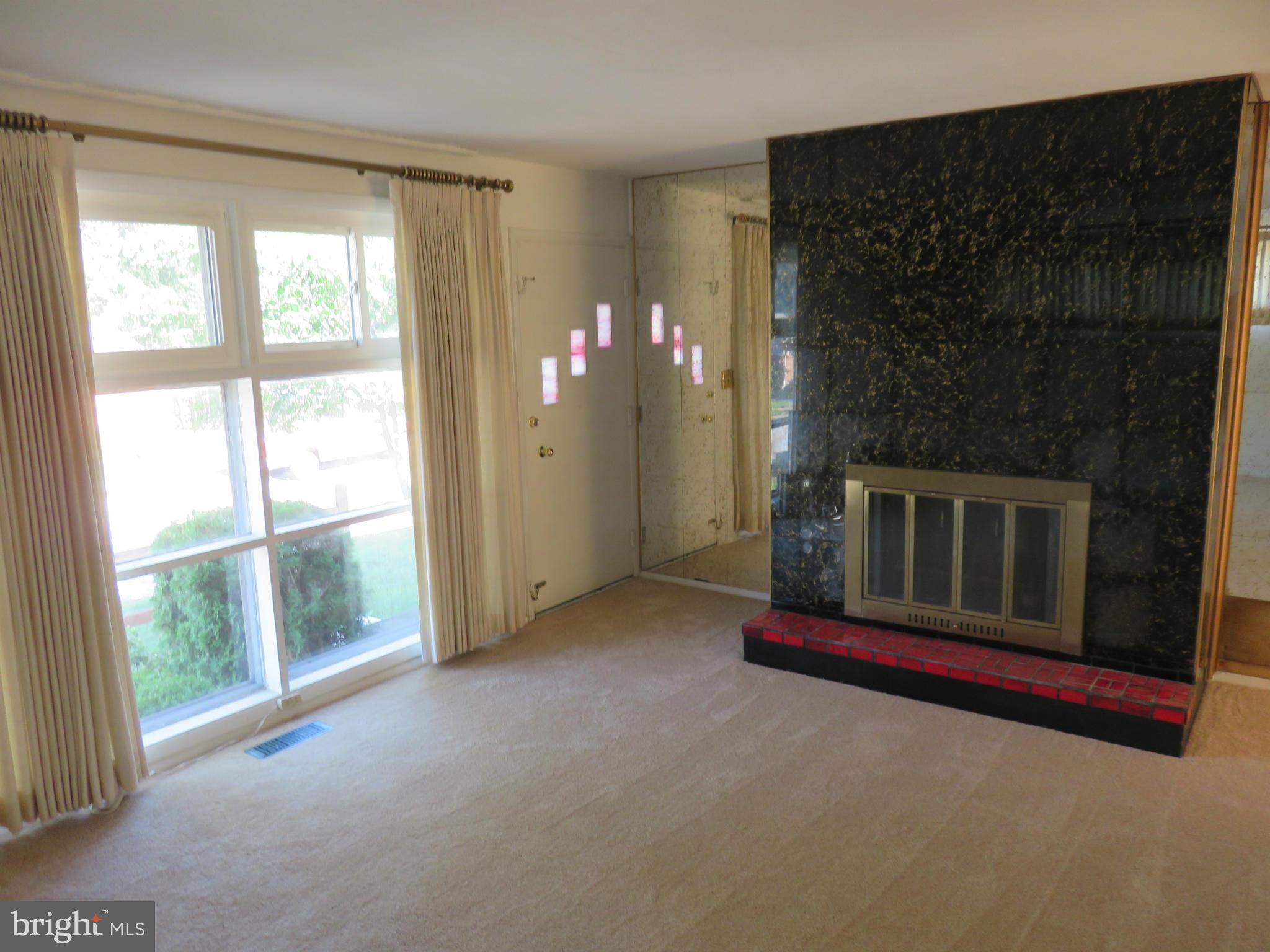 8815 Spring Road Baltimore, MD 21234 - Photo 4 of 30 Living Room/Entrance