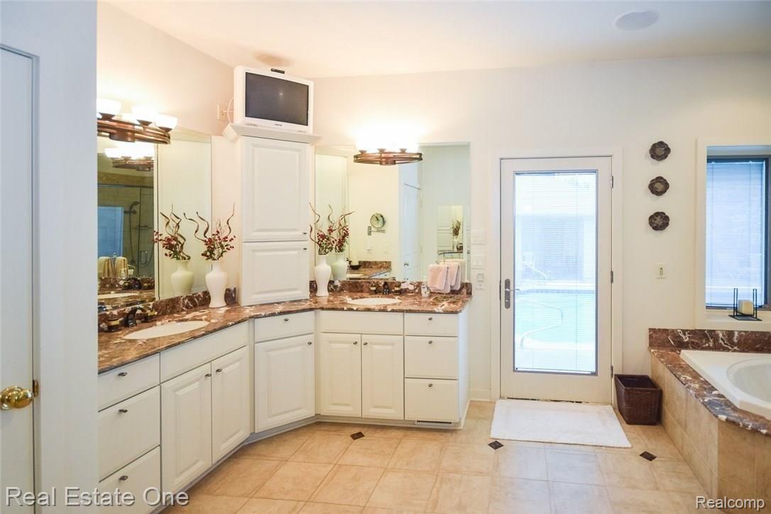 1825 Silver Bell Road Rochester, MI 48306 - Photo 25 of 61 30.jpg