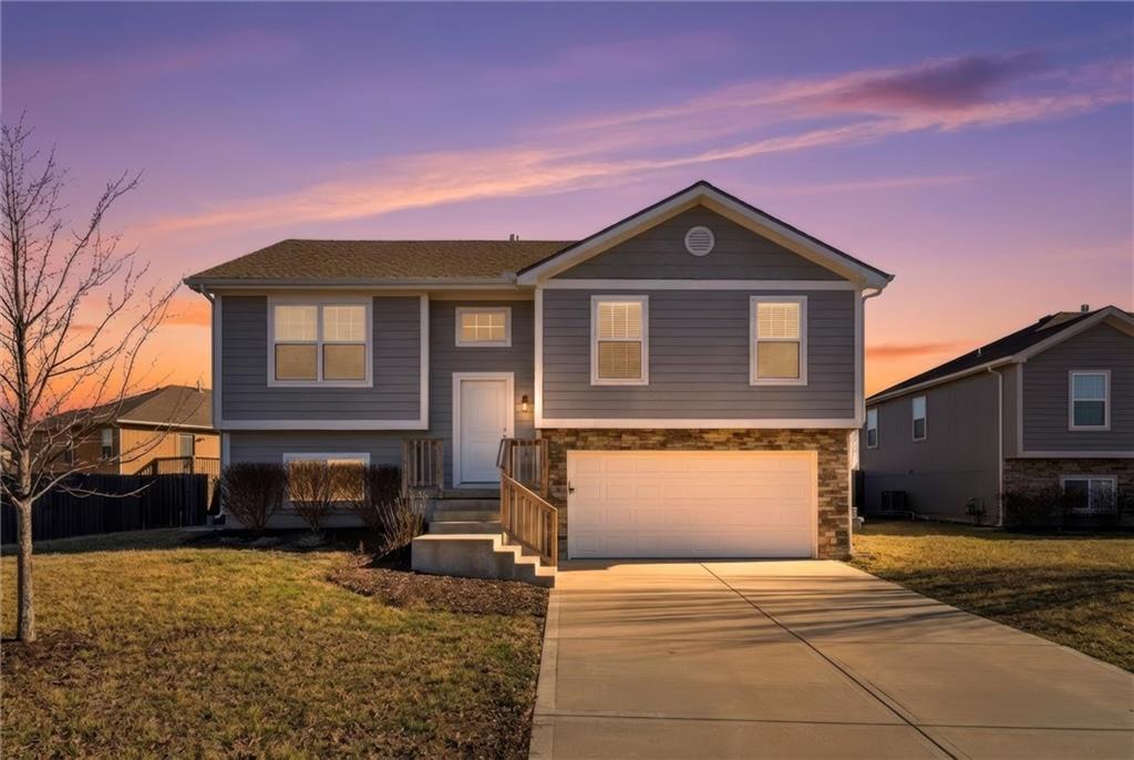 17189 Pratt Street Gardner, KS 66030 - Photo 2 of 32