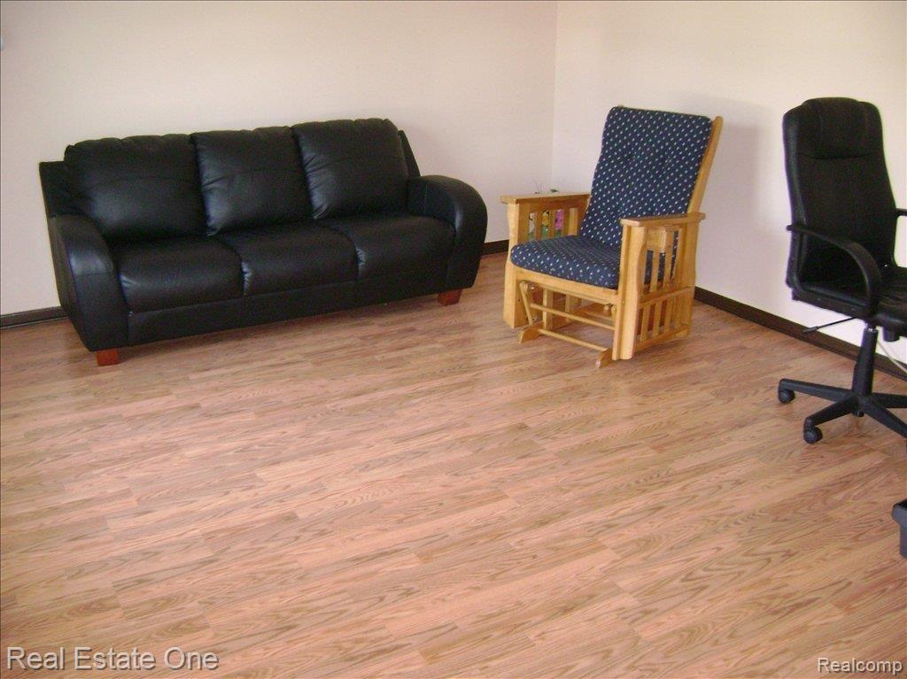 2826 Continental Drive Troy, MI 48083 - Photo 3 of 20 Living Room