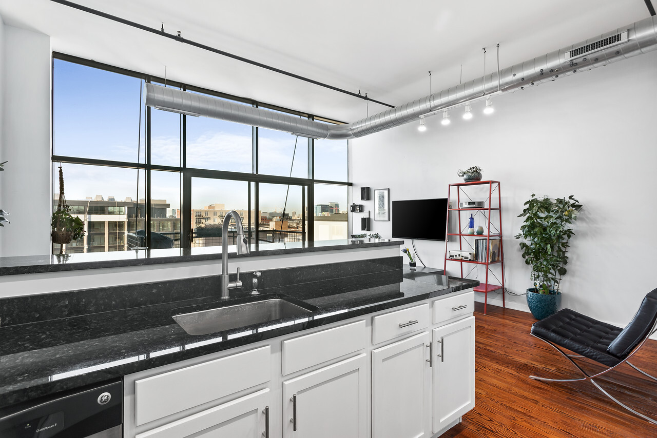 1224 West Van Buren Street, Unit 822 Chicago, IL 60607 - Photo 10 of 21 a living room with furniture and a flat screen tv