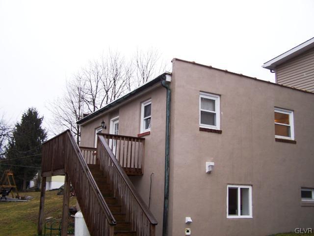 a view of a house with backyard and deck