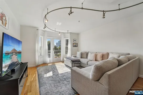 $629,000 | 129 The Promenade, Edgewater, NJ 07020