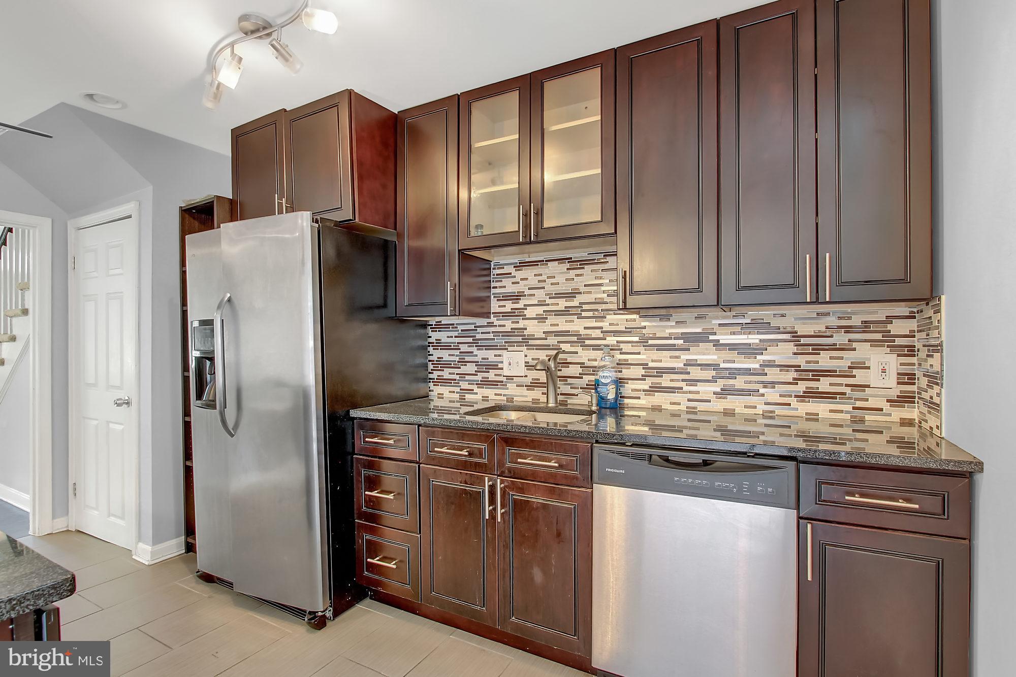 6756 Woodley Road Baltimore, MD 21222 - Photo 10 of 31 Kitchen with Backsplash