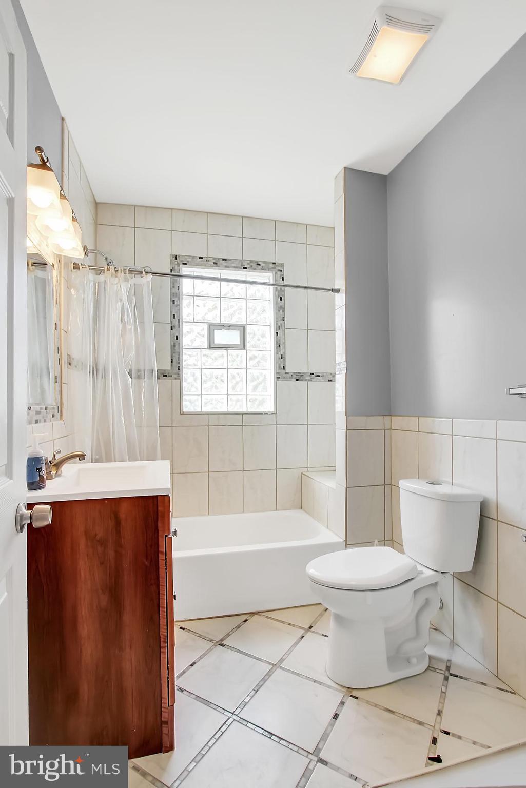 6756 Woodley Road Baltimore, MD 21222 - Photo 20 of 31 Hall Bath