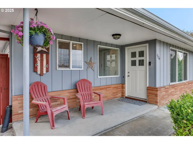 $390,000 | 1524 East 9th Street, The Dalles, OR 97058