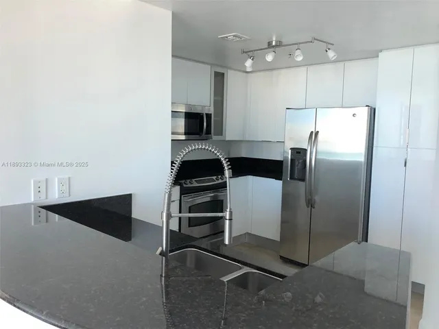 $3,590 | 7900 Harbor Island Drive, Unit 1103, North Bay Village, FL 33141