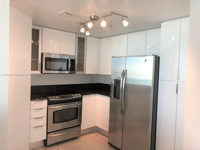 $3,590 | 7900 Harbor Island Drive, Unit 1103, North Bay Village, FL 33141