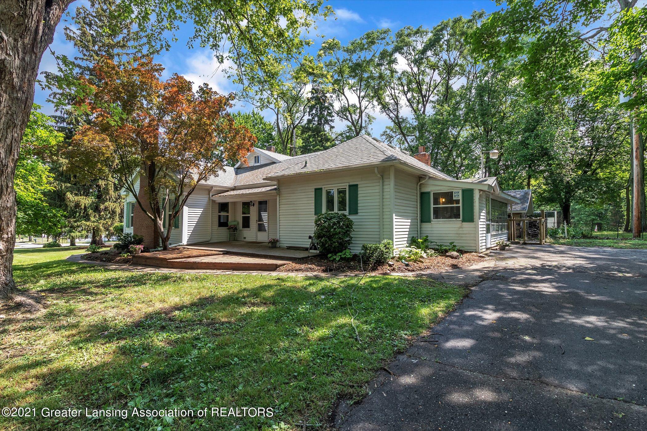 131 West Miller Road Lansing, MI 48911 - Photo 40 of 48 Side yard