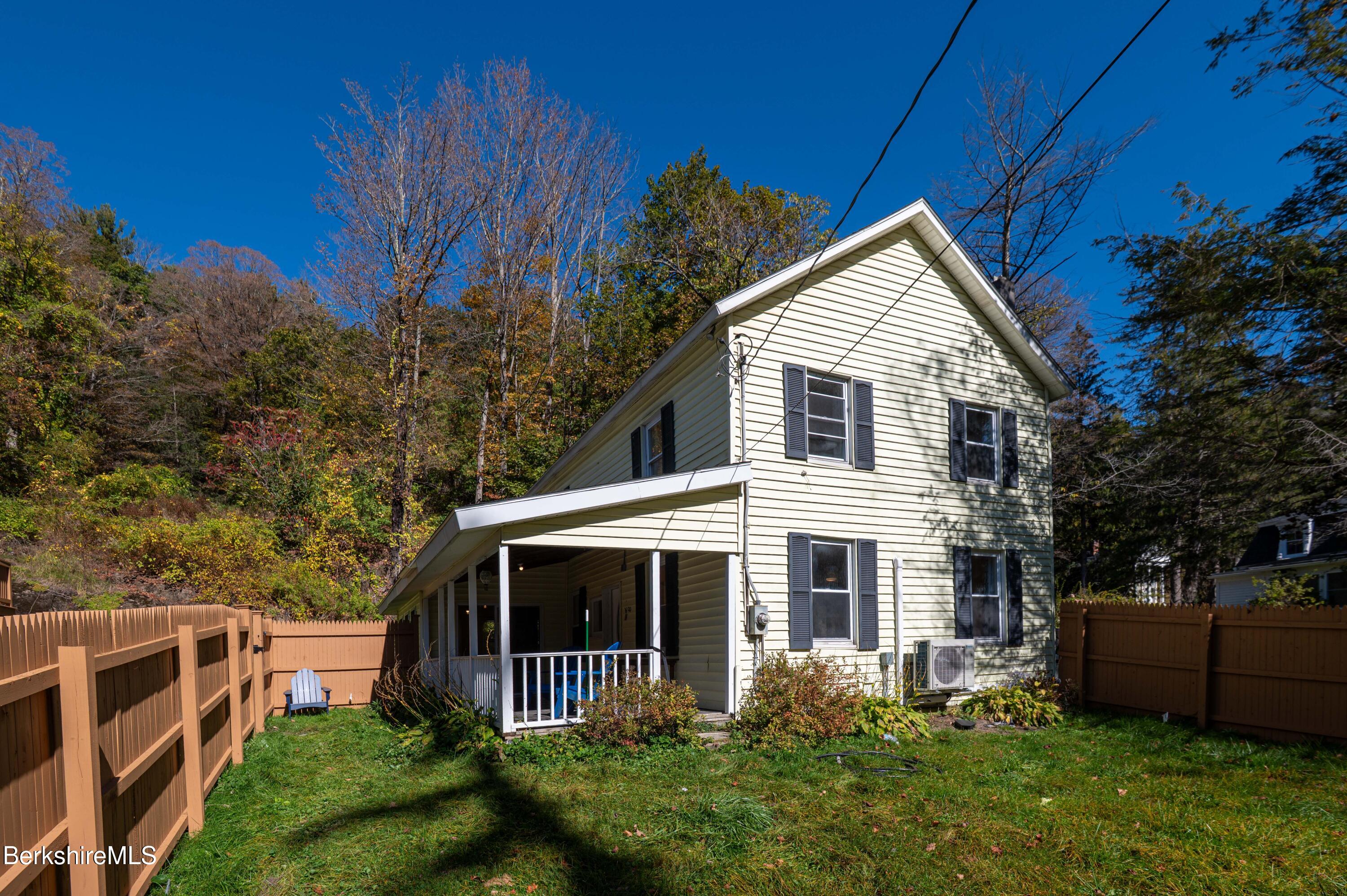 a view of a house with backyard and garden