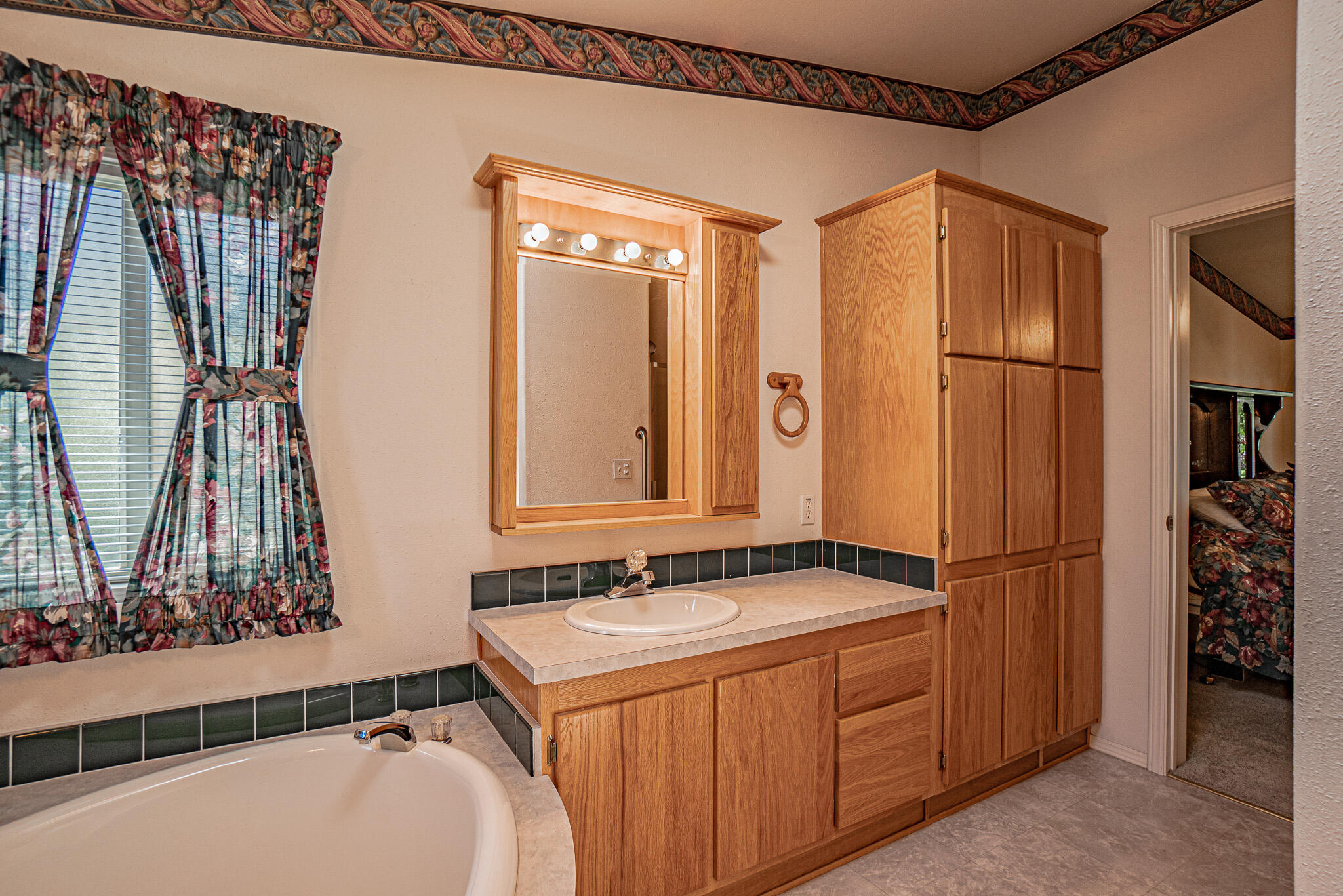 445 Lani Way Talent, OR 97540 - Photo 20 of 27 DSC05246-HDR
