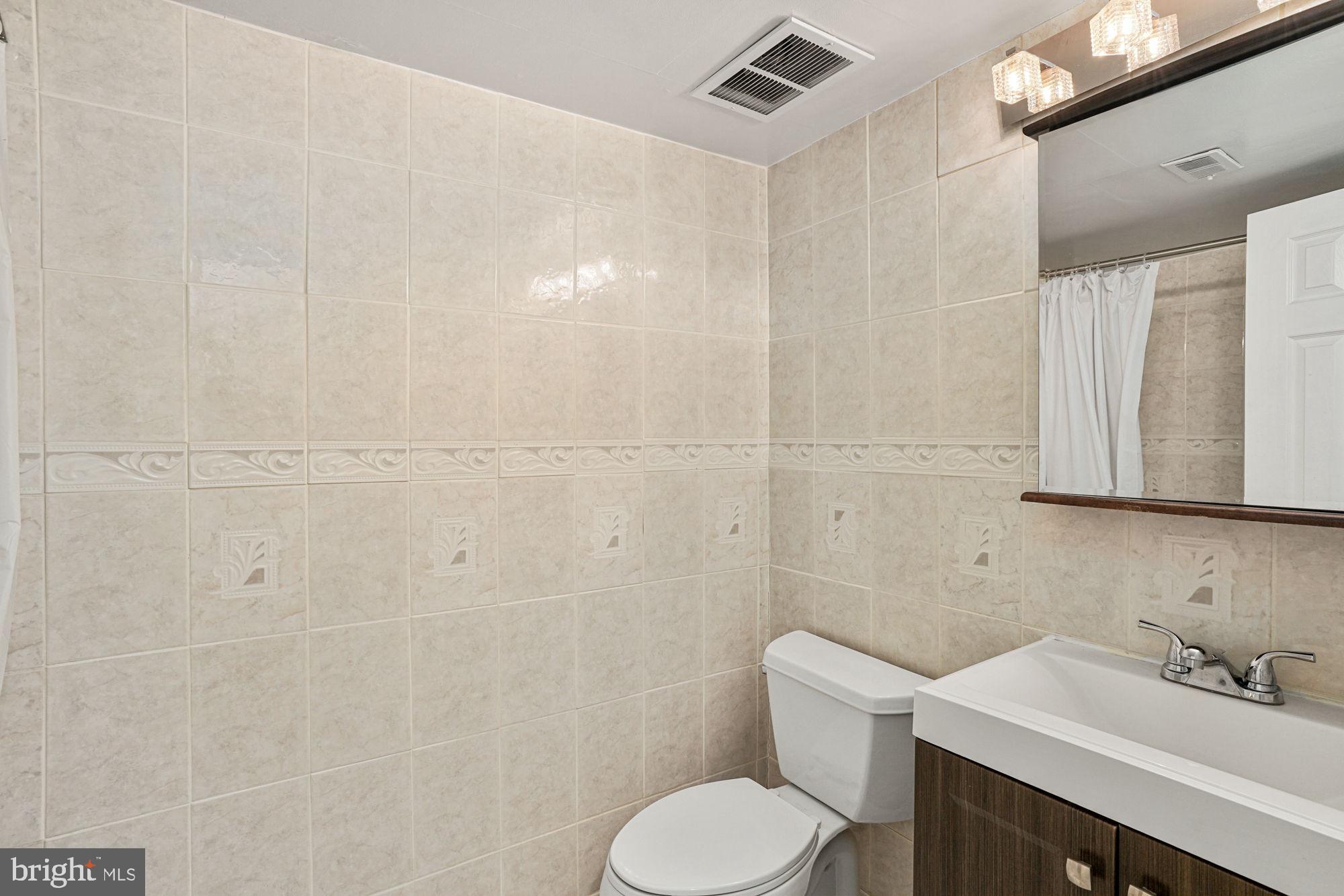 3400 25th Street South, Unit 27 Arlington, VA 22206 - Photo 14 of 41 Large Bright Full Bath
