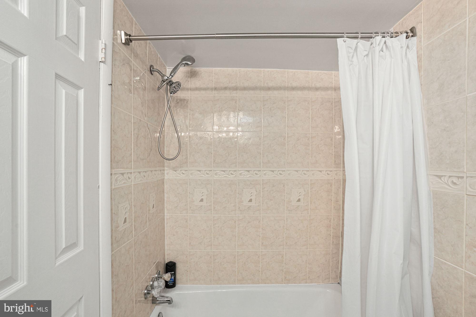 3400 25th Street South, Unit 27 Arlington, VA 22206 - Photo 16 of 41 Tub/Shower Full Tile Wall Surround