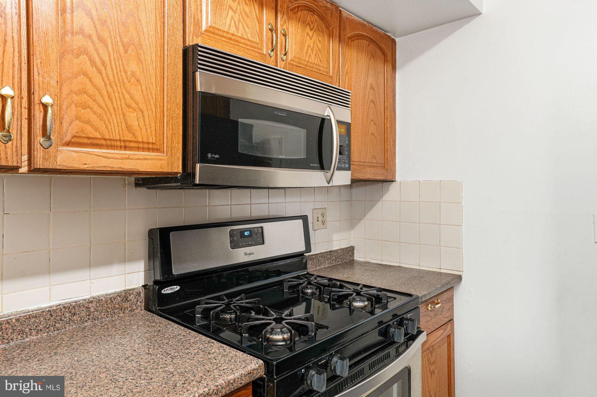 3400 25th Street South, Unit 27 Arlington, VA 22206 - Photo 19 of 41 Gas Range/Oven
Built in Microwave