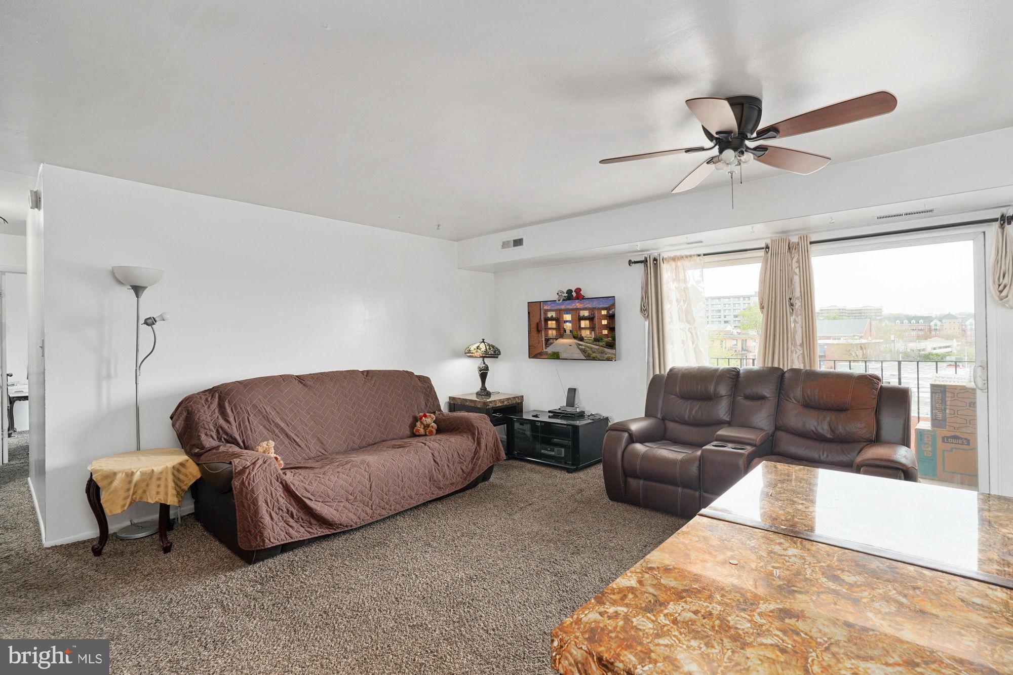 3400 25th Street South, Unit 27 Arlington, VA 22206 - Photo 22 of 41 Living Area w/Ceiling Fan