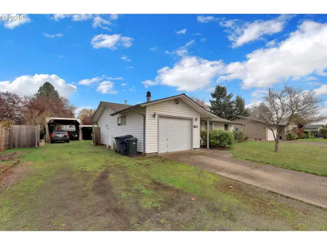 a view of a house with a yard