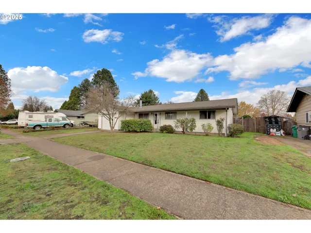 a view of a yard in front of house