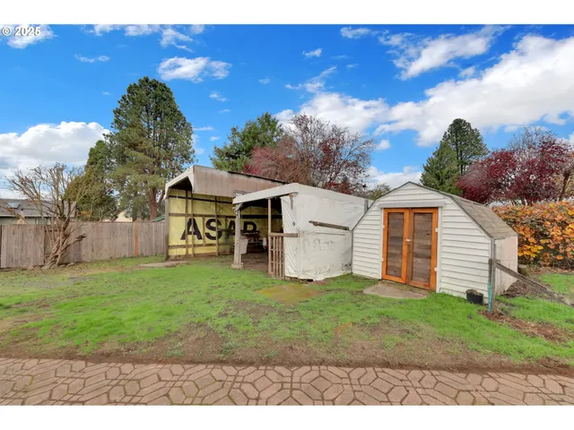 a view of a backyard with garden