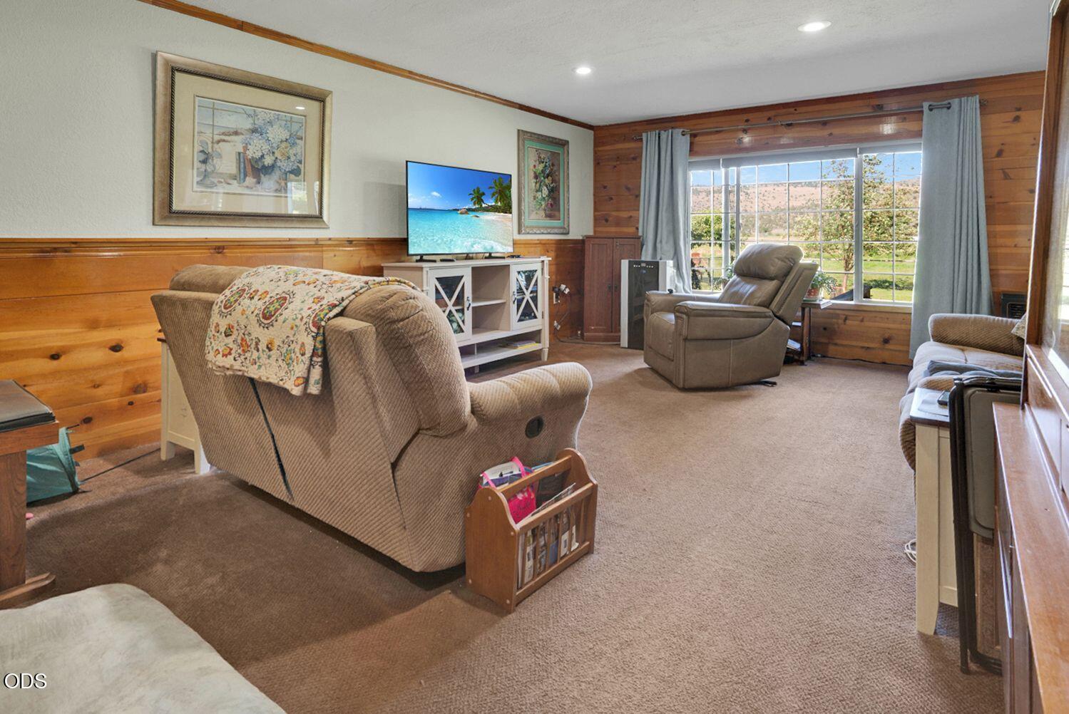 8230 Hill Road Klamath Falls, OR 97603 - Photo 8 of 33