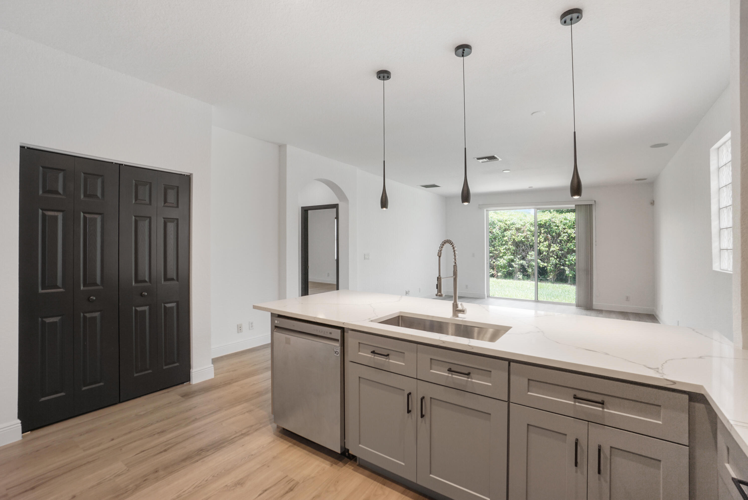 1213 Rose Gate Boulevard Riviera Beach, FL 33404 - Photo 4 of 33 DSC05088