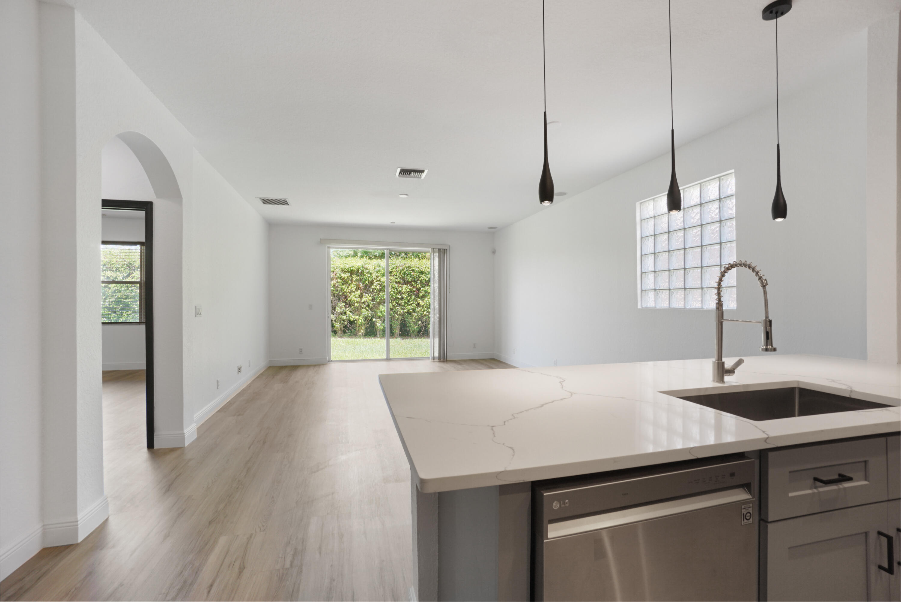 1213 Rose Gate Boulevard Riviera Beach, FL 33404 - Photo 5 of 33 DSC05082