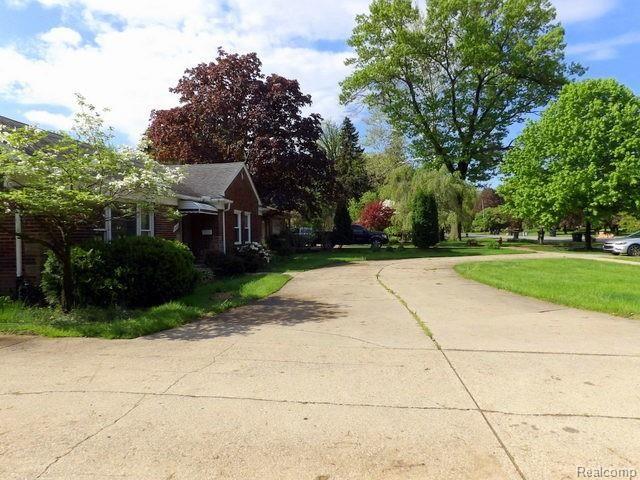 9681 Allen Road Allen Park, MI 48101 - Photo 4 of 65 04. EASY ENTRANCE + EXIT FROM THE HORSESHOE DRIVEWAY!