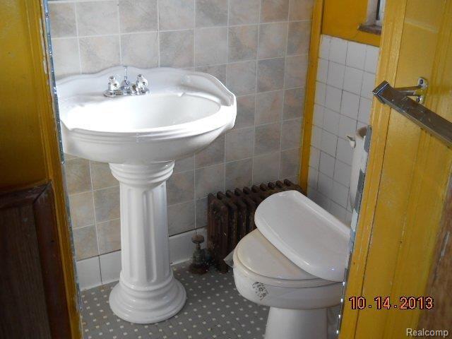 14708 Rutland Street Detroit, MI 48227 - Photo 9 of 11 bath.JPG