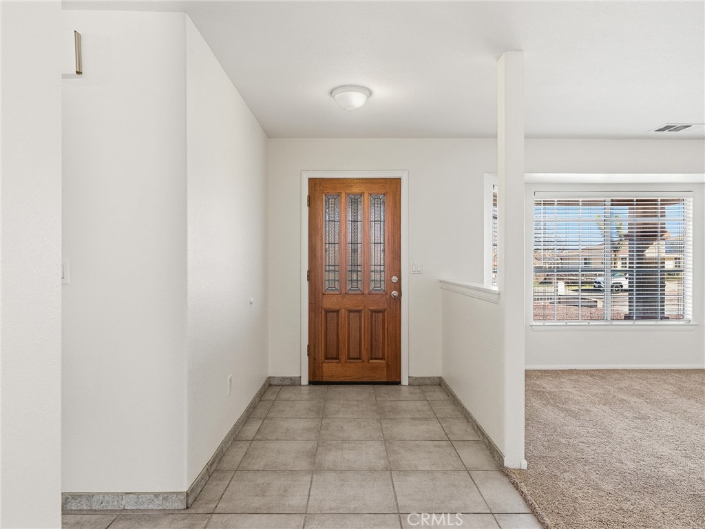 9550 Riggins Road Phelan, CA 92371 - Photo 2 of 47 an empty room with windows and closet