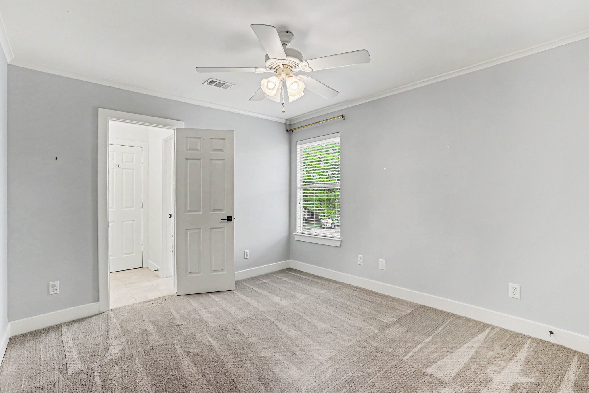 1470 Springrock Lane, Unit 6 Houston, TX 77055 - Photo 20 of 31 Secondary bedroom located on the second floor with access to the secondary bathroom.