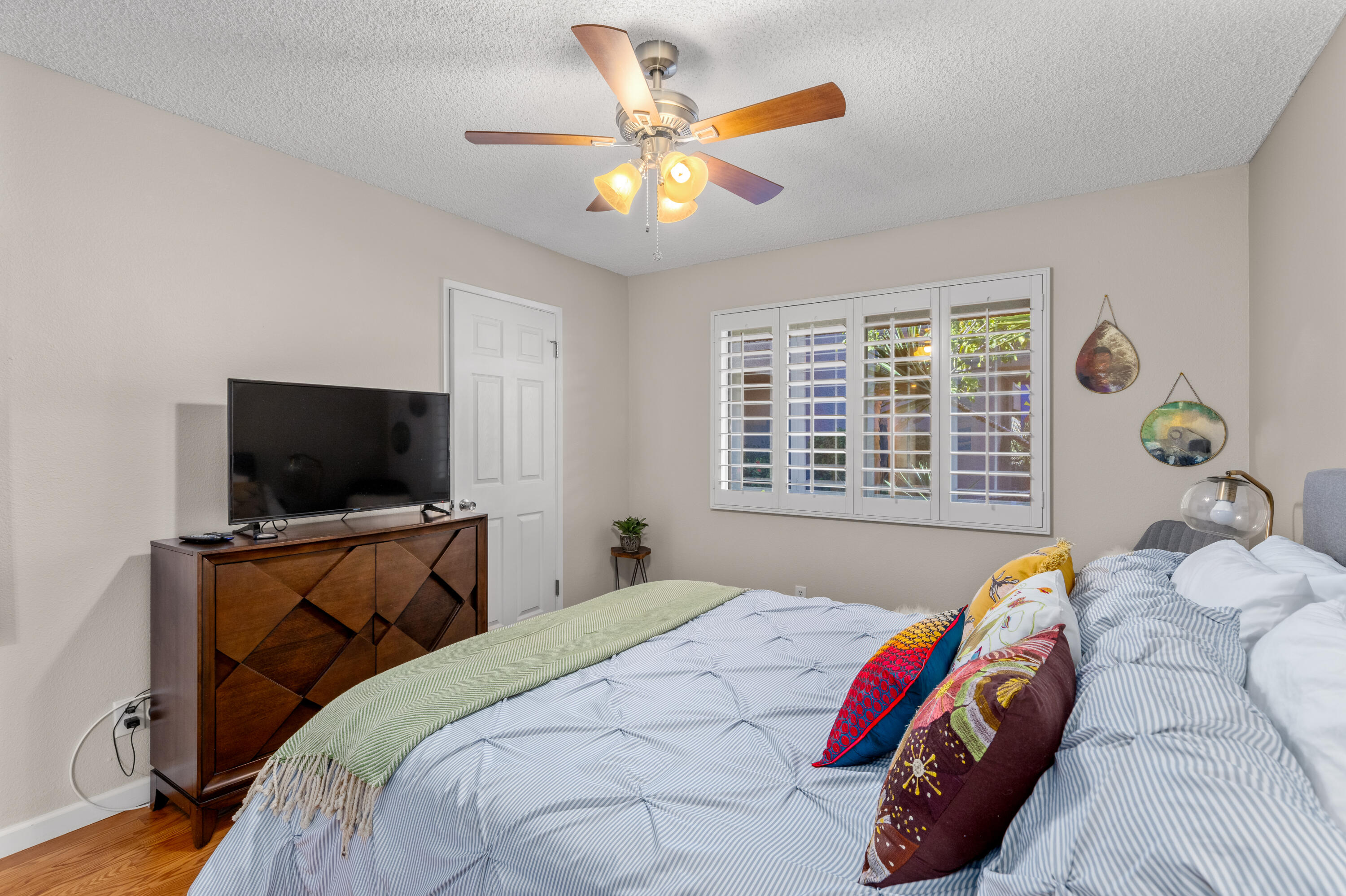 71828 Eleanora Lane Rancho Mirage, CA 92270 - Photo 17 of 37 a bedroom with a bed and a flat screen tv