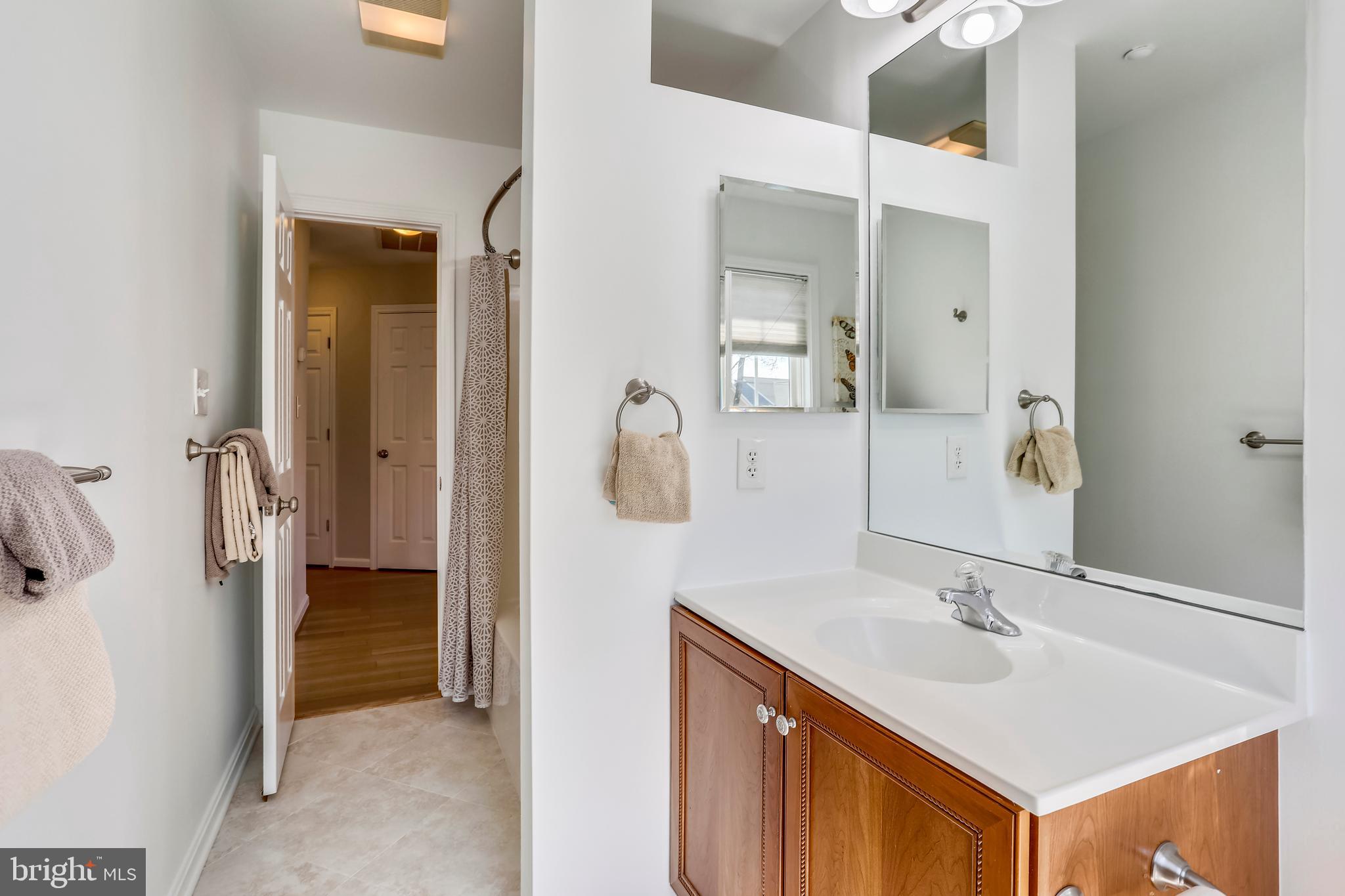 11121 Midvale Road Kensington, MD 20895 - Photo 29 of 47 Upper Level Bath