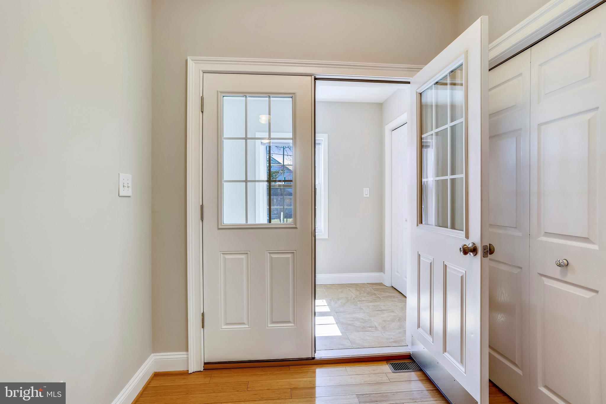 11121 Midvale Road Kensington, MD 20895 - Photo 4 of 47 Foyer