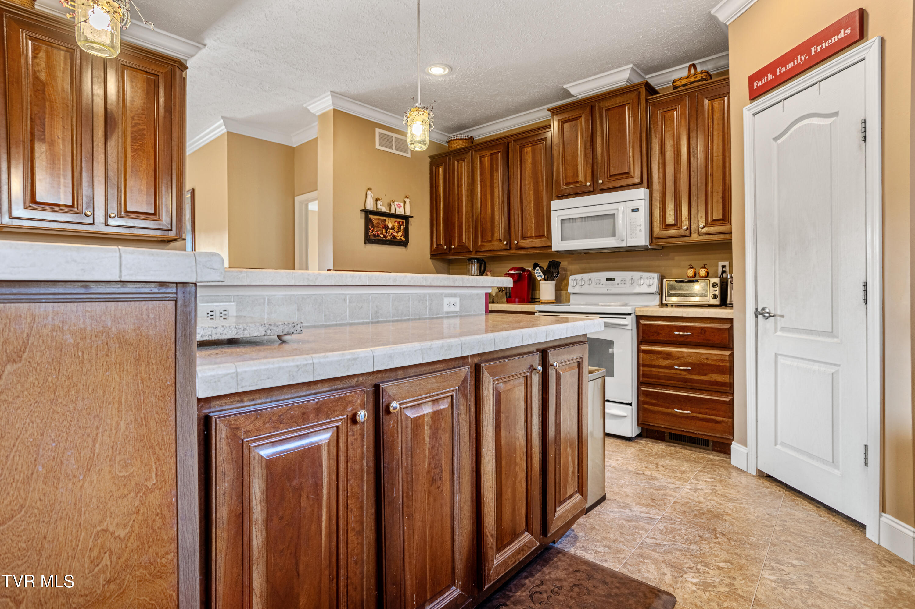 388 Drake Road Bristol, TN 37620 - Photo 40 of 42 177A2572-HDR_1