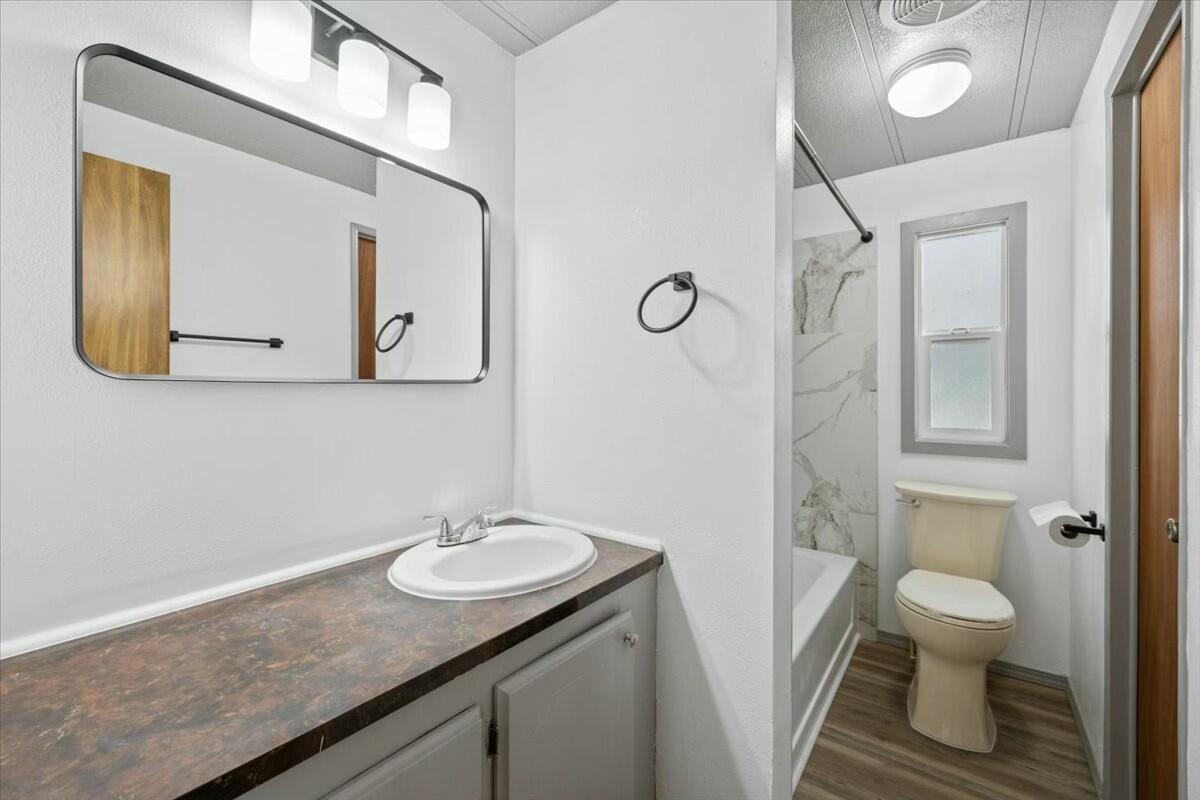 470 Old Highway 62, Unit 40 Eagle Point, OR 97524 - Photo 20 of 22 Hallway/Primary bathroom