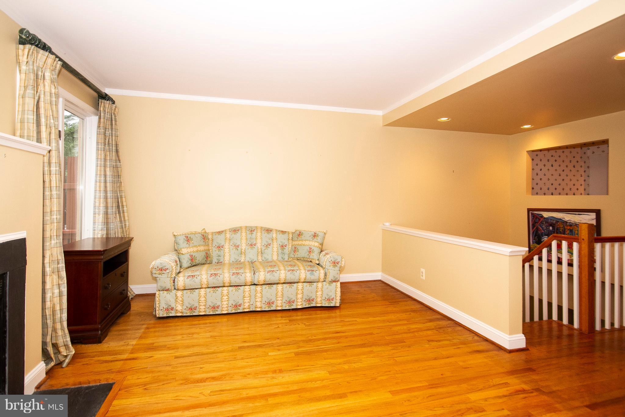 5205 Downing Road Baltimore, MD 21212 - Photo 9 of 29 Living Room