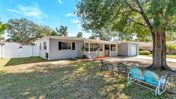 a view of a house with backyard