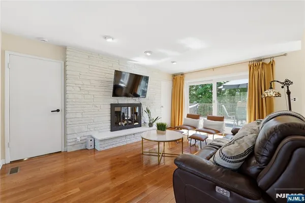 $1,300,000 | 947 Franklin Lake Road, Franklin Lakes, NJ 07417